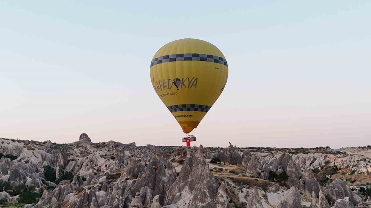 Kapadokya'da 15 Temmuz şehitlerinin fotoğraflarıyla balon uçuşu