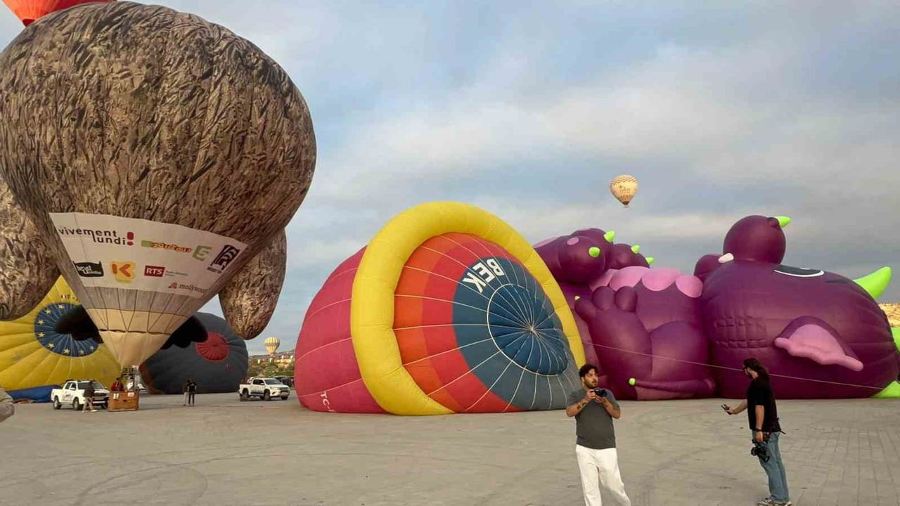 Kapadokya semalarında figürlü balonların görsel şöleni