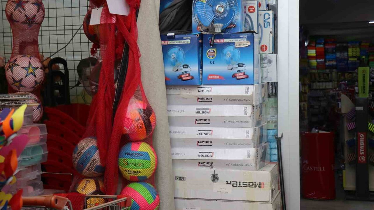 Kapı önünde paspası alıp kaçmaya çalıştılar, komşular fark edip seslendi