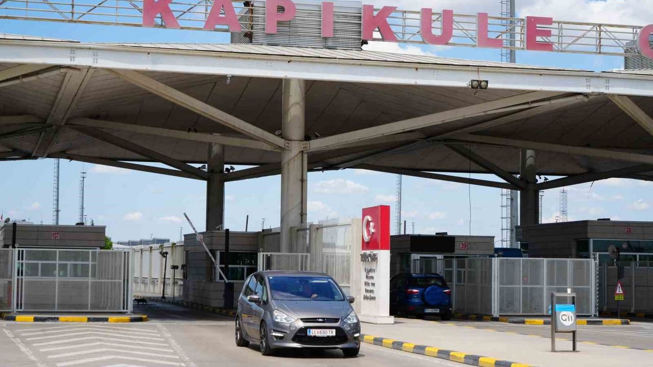 Kapıkule'de bayrakla gelen rahatlama: gurbetçilerin sıla yolculuğu