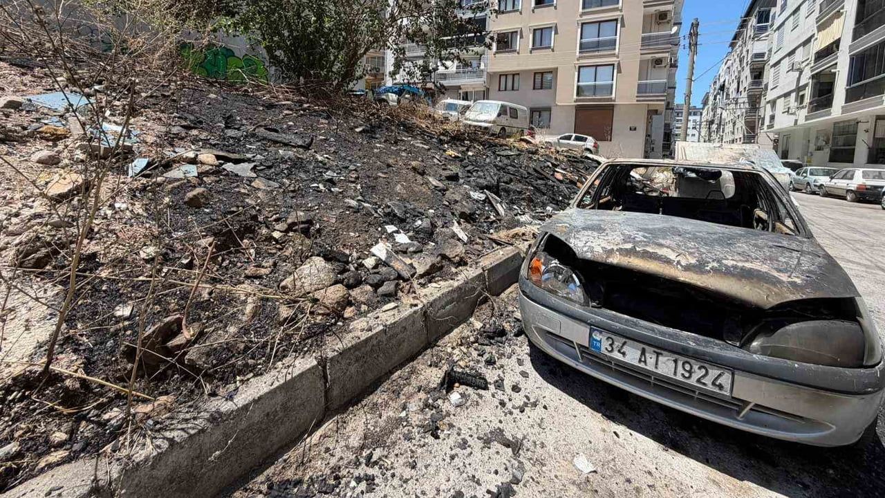 Karabağlar'da çöplük yangını park halindeki aracı kullanılamaz hale getirdi