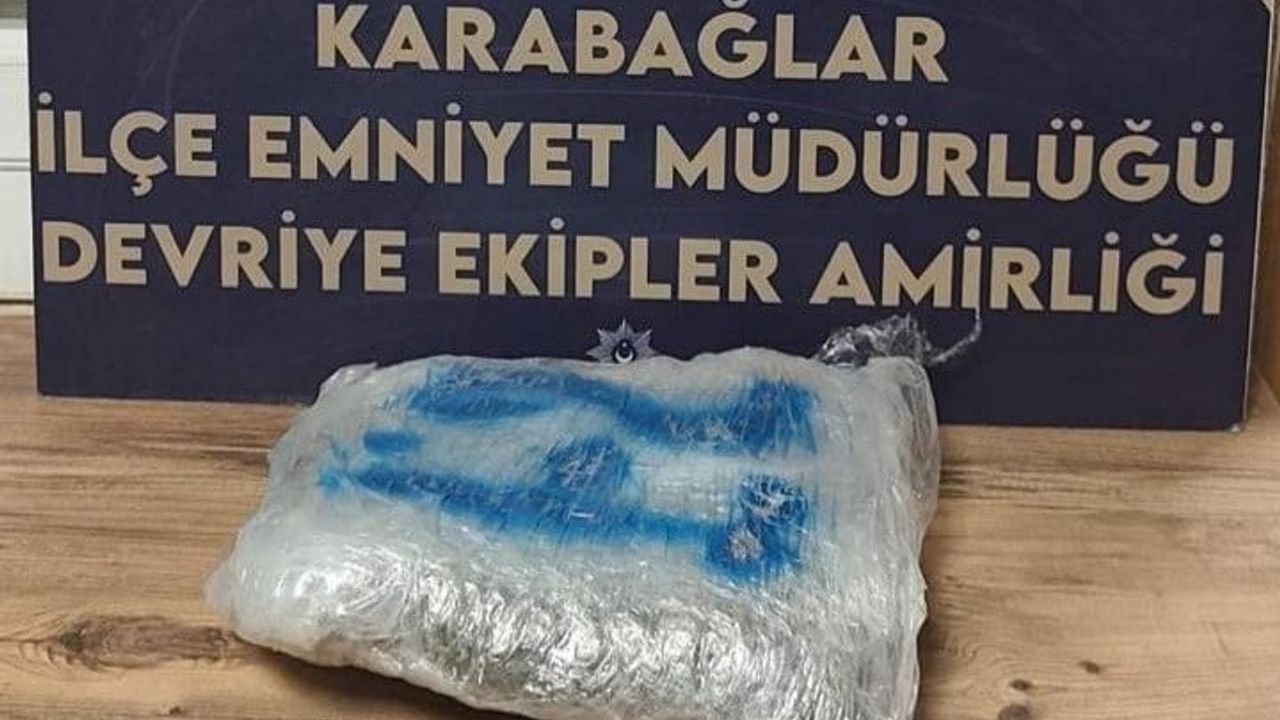 Karabağlar'da polisten kaçan motosikletliden 1 kilo 200 gram esrar ele geçirildi
