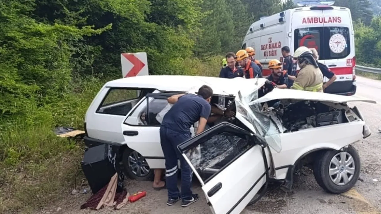 Karabük-Bartın yolunda dorsenin karşı şeride geçmesi sonucu iki kişi yaşamını yitirdi