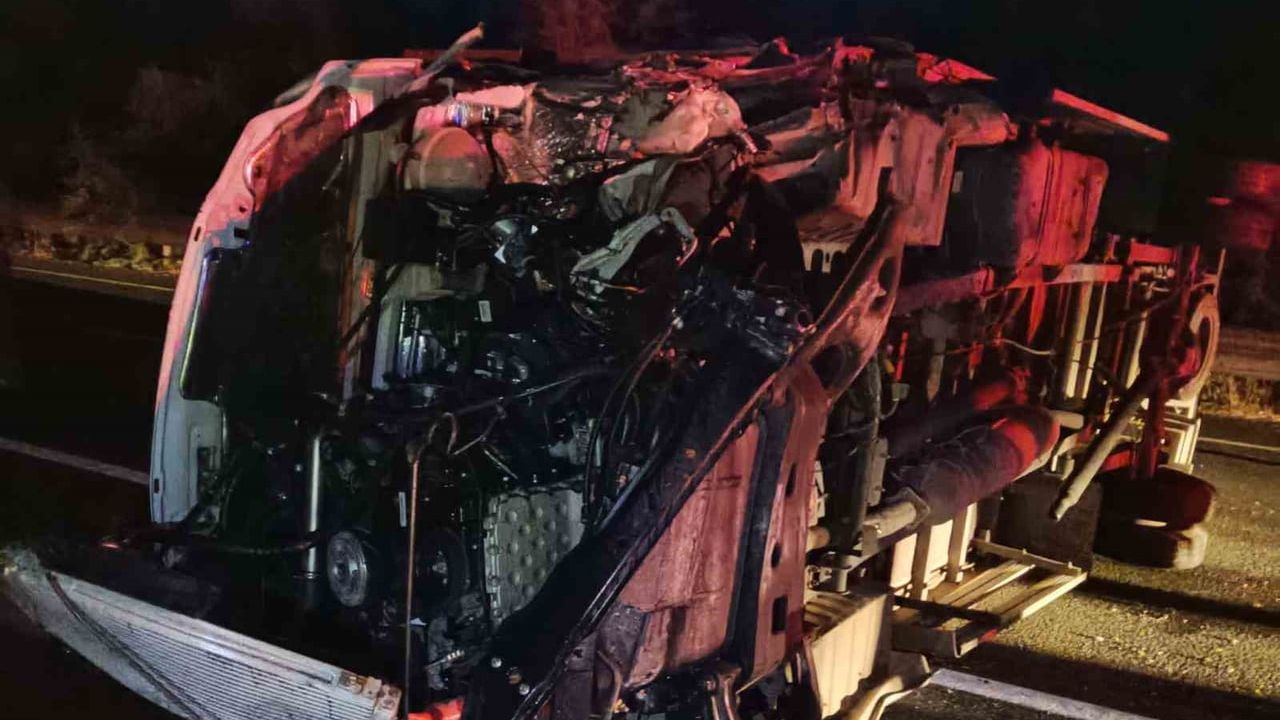 Karabük’te bariyerlere çarpan kamyonet devrildi, sürücü yaralandı