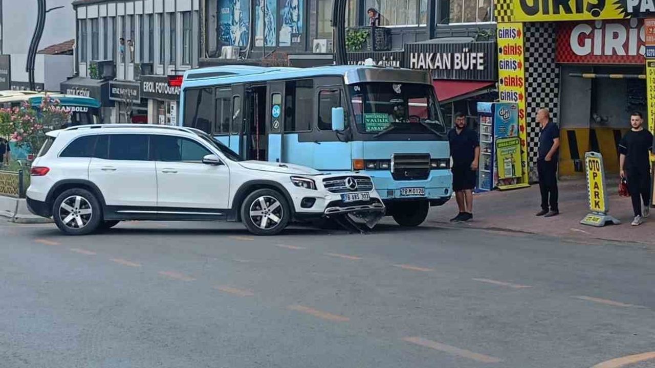 Karabük'te cip ile yolcu minibüsünün çarpışma anı güvenlik kamerasında