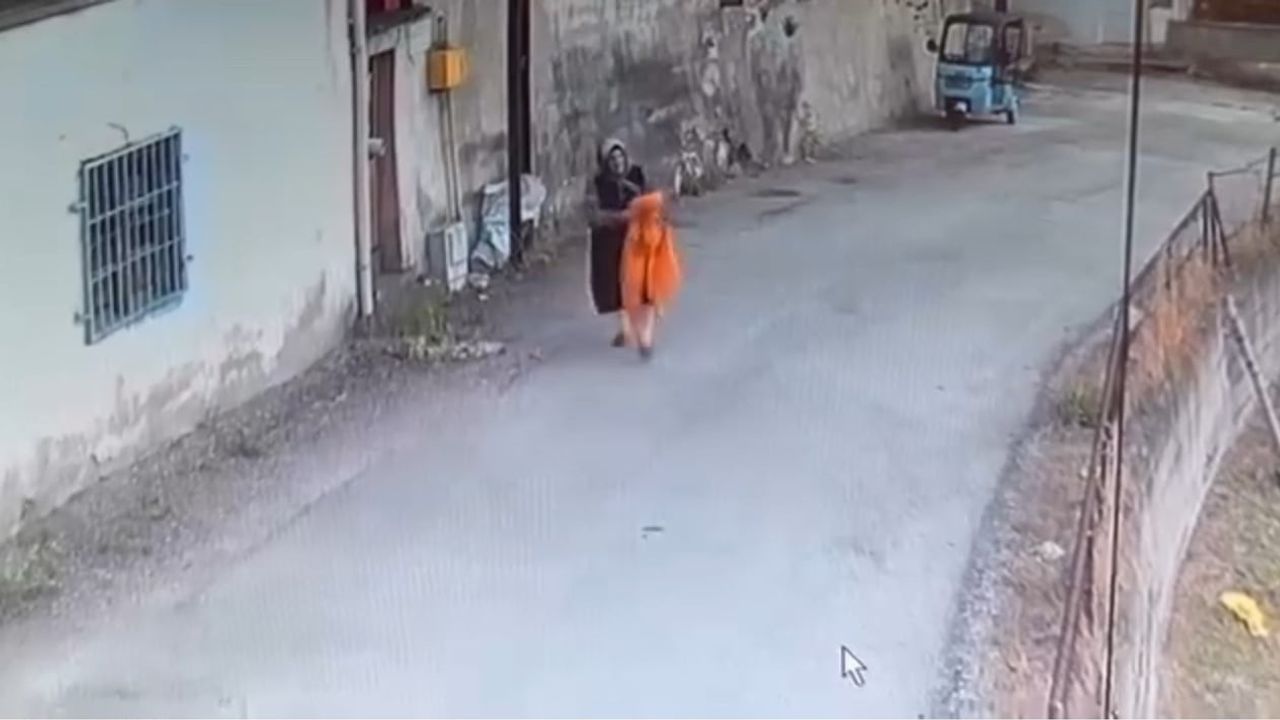 Karabük'te elektrik direğindeki yatak örtüsünü alan kadın güvenlik kamerasına yansıdı