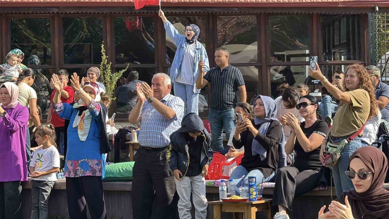 Karabük'te Filenin Sultanları'nın şampiyonluk sevinci dev ekranda yaşandı
