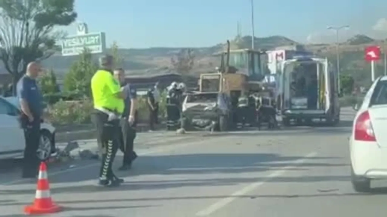 karabük’te iş makinesinin de karıştığı zincirleme kazada 2 kişi yaralandı