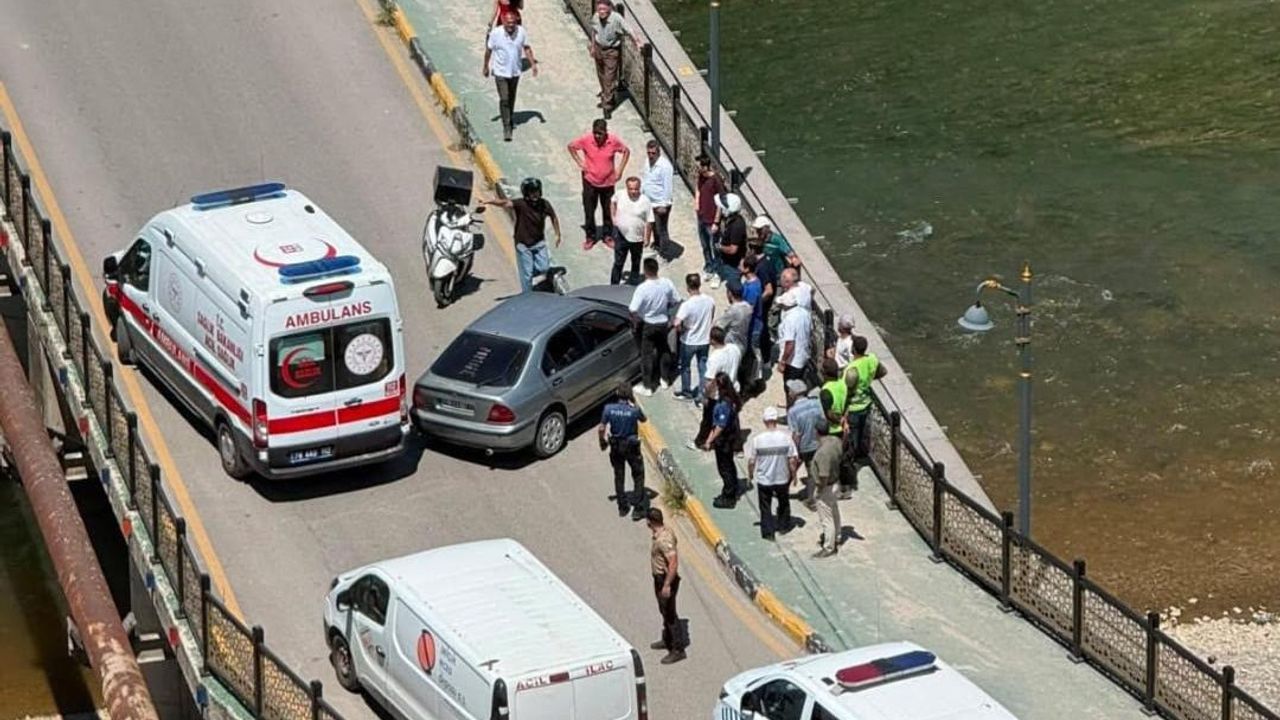 Karabük'te kaldırıma çıkan otomobil yayaya çarptı, sürücü kaçtı