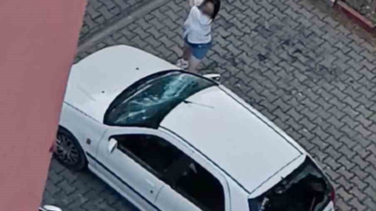 Karabük'te park halindeki otomobilin camlarını kıran kadın kamerada