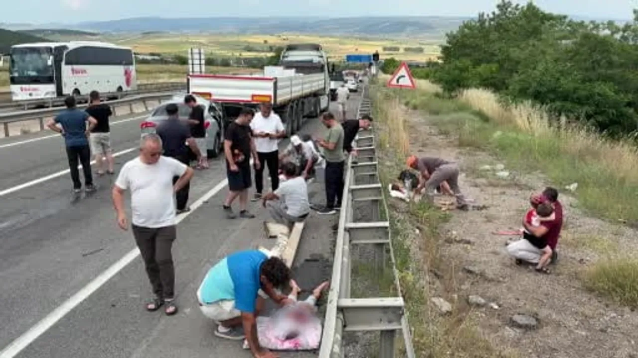 Karabük'te tıra arkadan çarpan otomobilde 1 ölü, 4'ü çocuk 7 yaralı