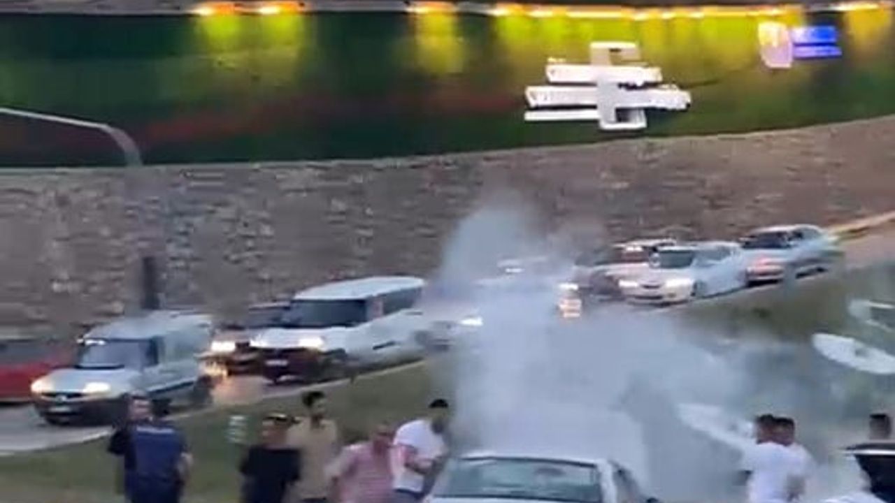 Karabük'te trafik ışıklarında motorundan duman yükselen araç diğer sürücülerin tüp müdahalesiyle söndürüldü
