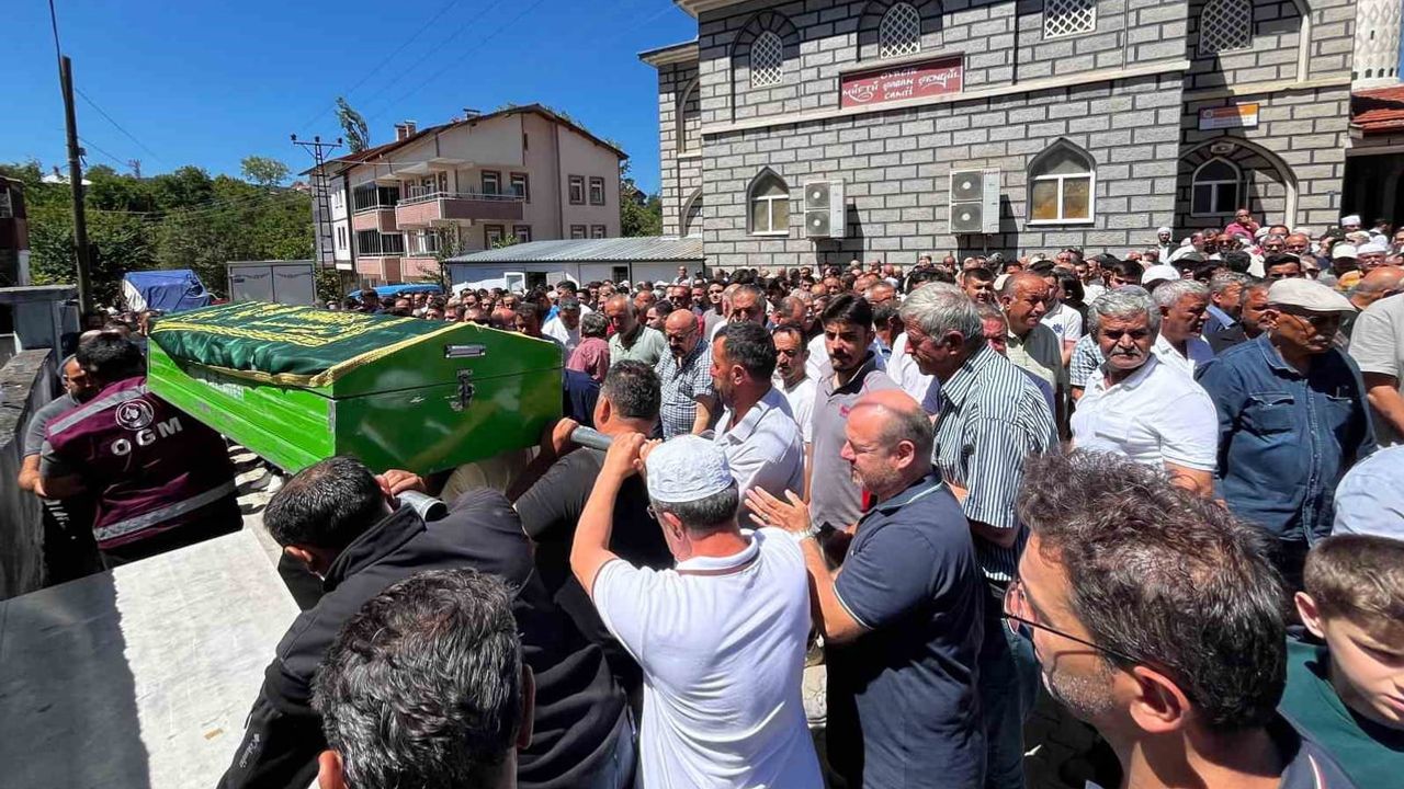 Karabük'te 'Volvocu' lakaplı tır sürücüsü dualarla toprağa verildi