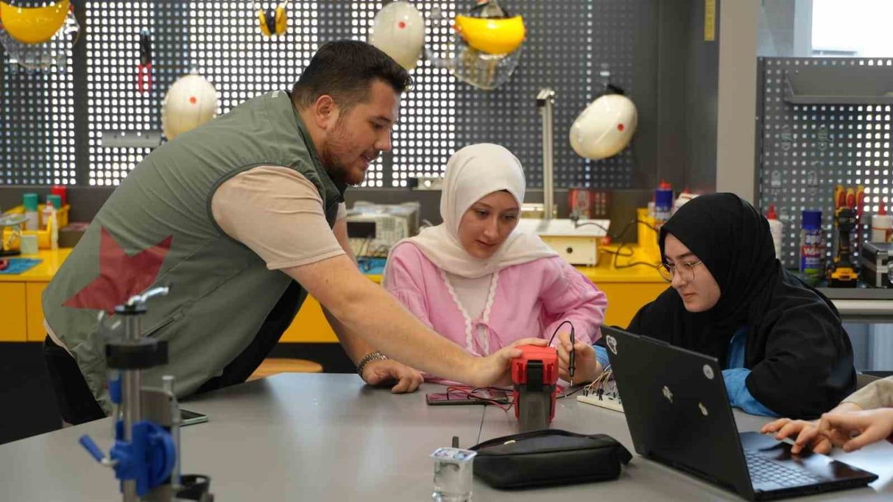 Karabük Üniversitesi'nde gençlere yapay zekâ ve dijital üretim atölyesi