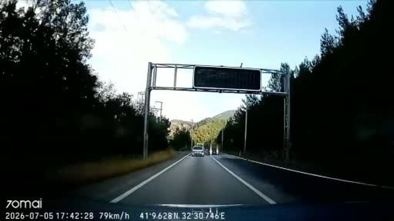 Karabük-Yenice kara yolunda hatalı sollama yapan sürücü araç kamerasında