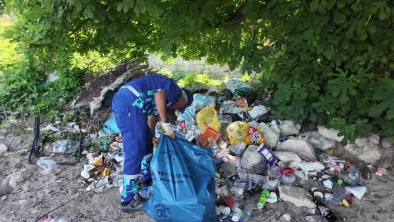 Karaburun sahilinde kayalık alanların temizliği için Arnavutköy Belediyesi harekete geçti