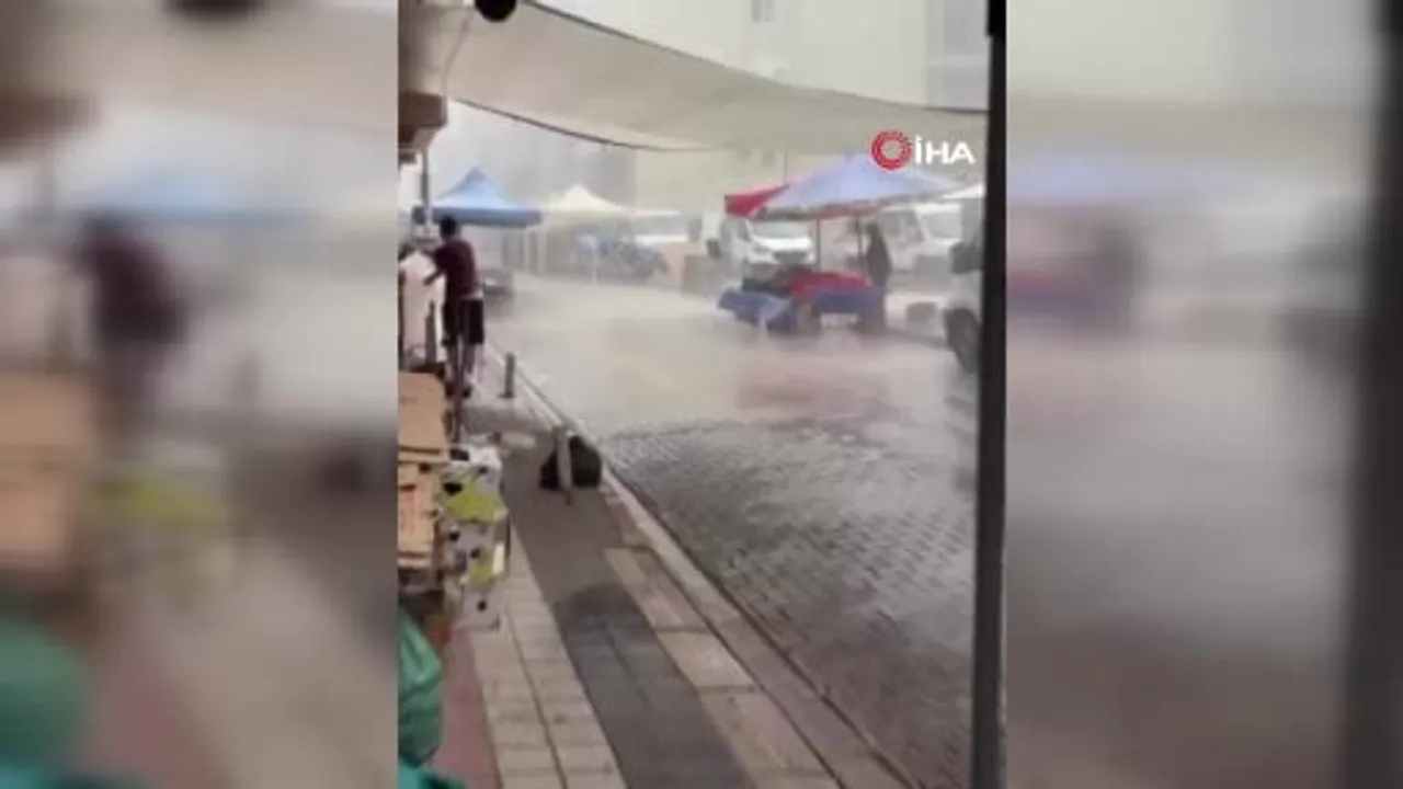 Karacabey'de aniden bastıran sağanak sokakları göle çevirdi