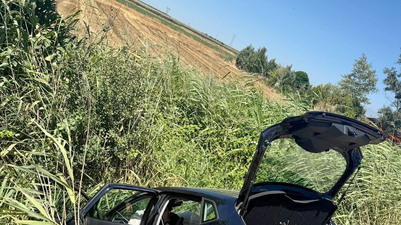 Karacabey'de Harmanlı mevkiinde kontrolü kaybeden otomobil sulama kanalına devrildi: 6 yaralı