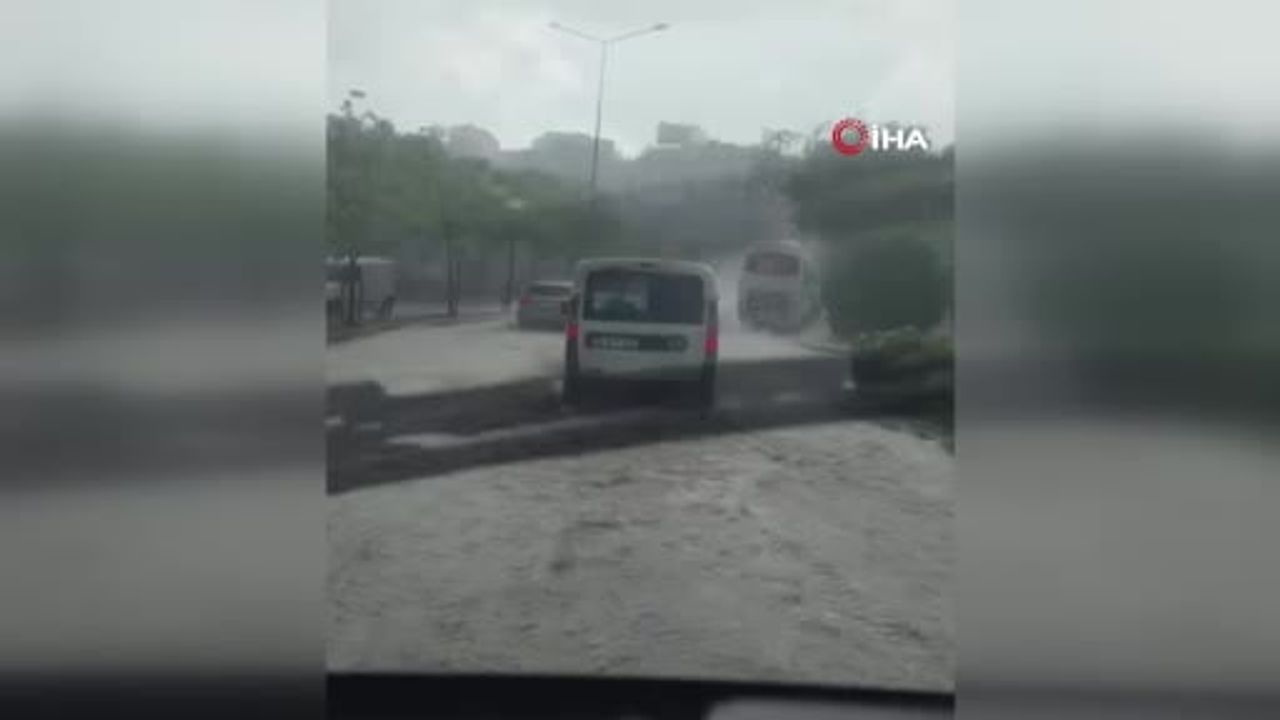 Karacabey'i göle çeviren sağanak iş yerlerini ve yolları vurdu