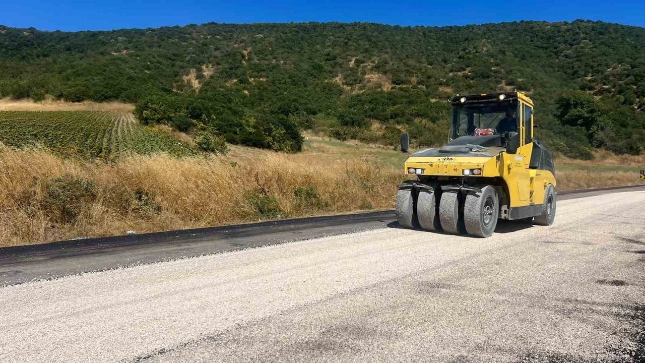 Karacabey ve Mustafakemalpaşa'da bağlantılar güçleniyor: 25 kilometrelik sathi kaplama çalışması
