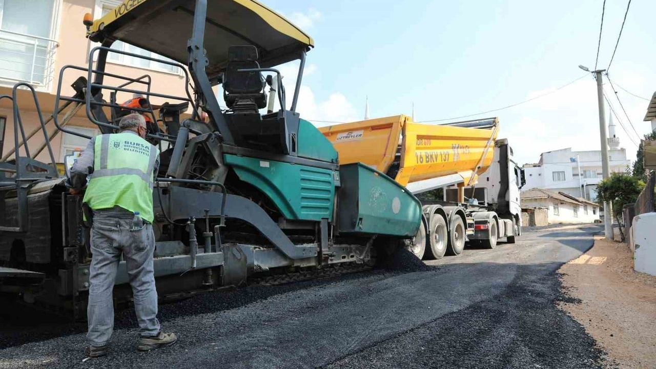 Karacabey Yenikaraağaç Mahallesi'nde yollar yenileniyor