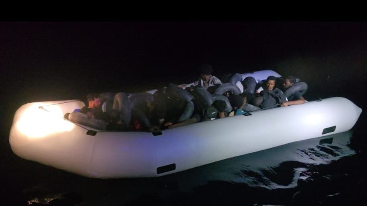 Karada İHA ile denizde botla müdahale: 31 düzensiz göçmen yakalandı