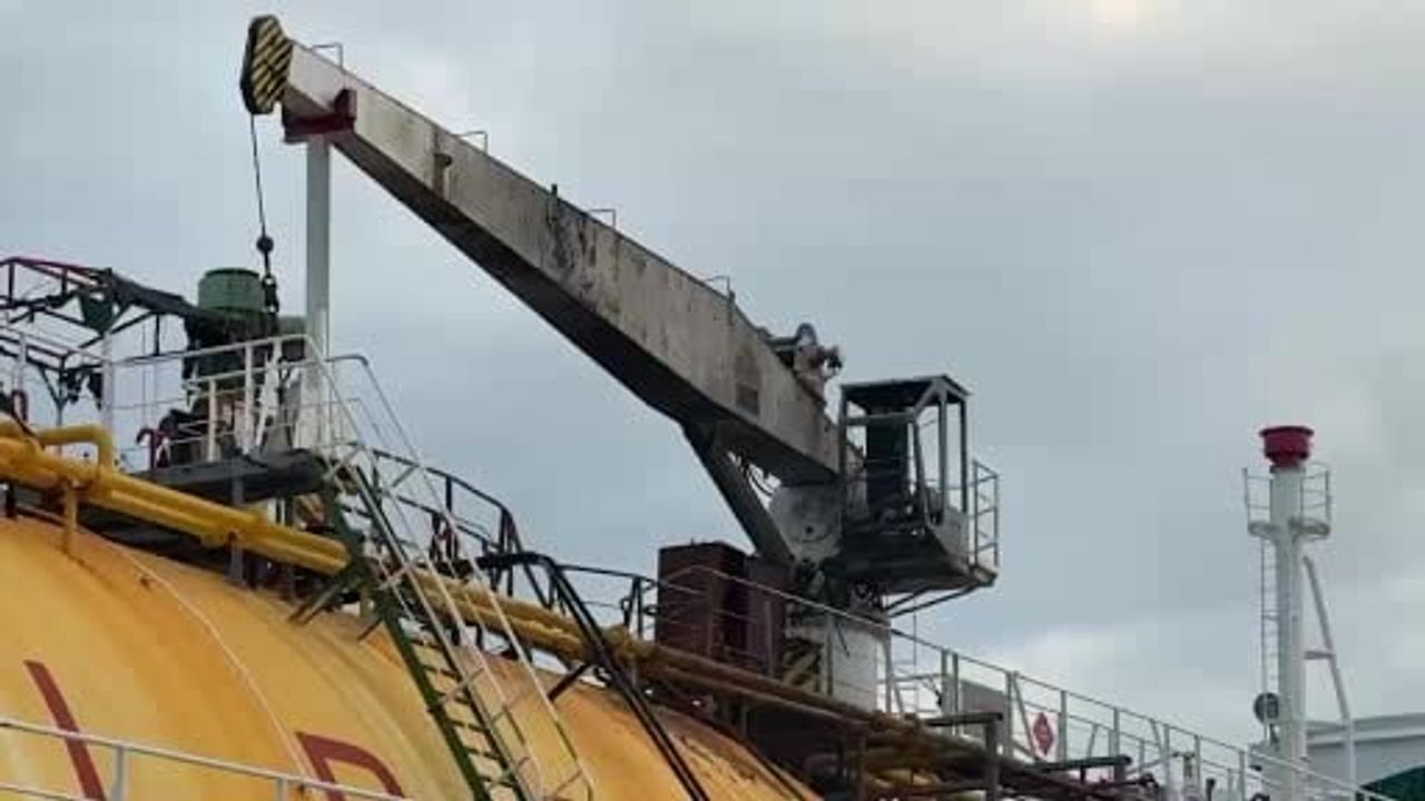 Karadeniz’de dron saldırısına uğrayan LPG tankeri Sürmene tersanesi’nde tamir edilmeyi bekliyor