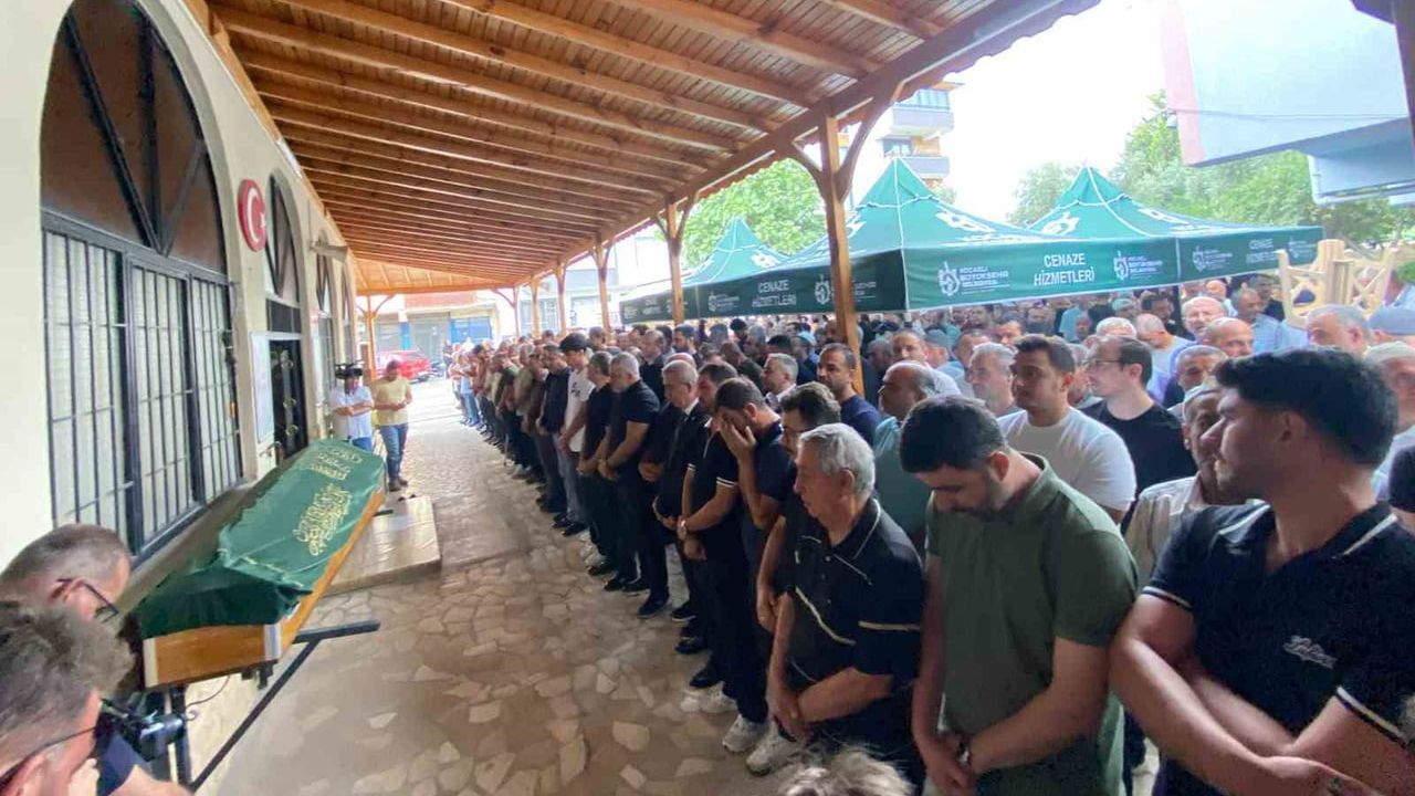 Karadeniz'de dron saldırısında yaşamını yitiren denizci Kocaeli'de uğurlandı