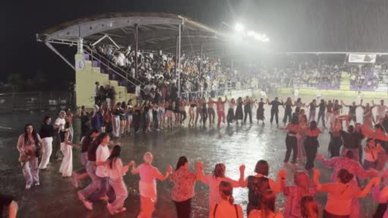 Karadeniz’de konser böyle oldu: sağanak yağmura rağmen horon sürdü