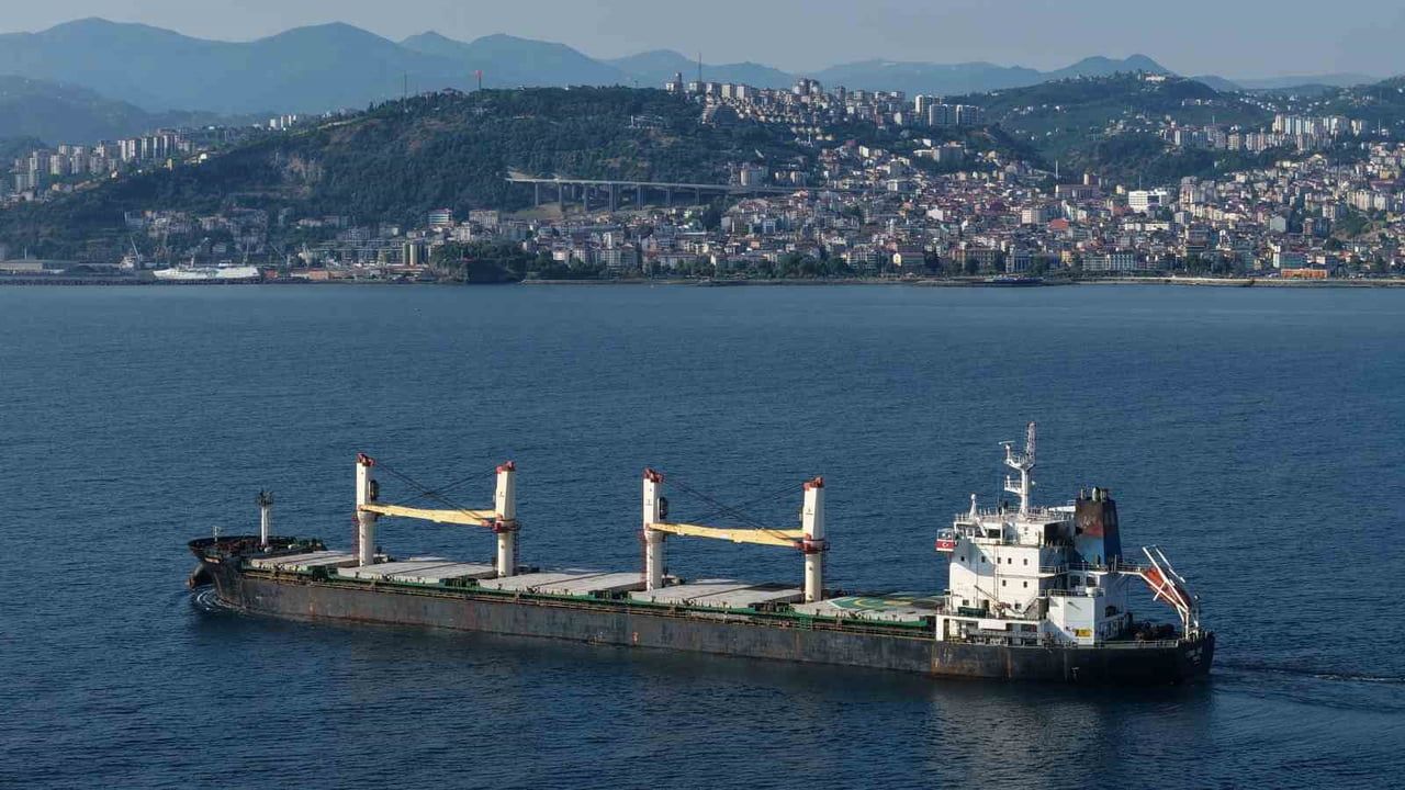 Karadeniz'deki dron saldırısından sonra MV Reyhan Sarı Trabzon Limanı'na yanaştı