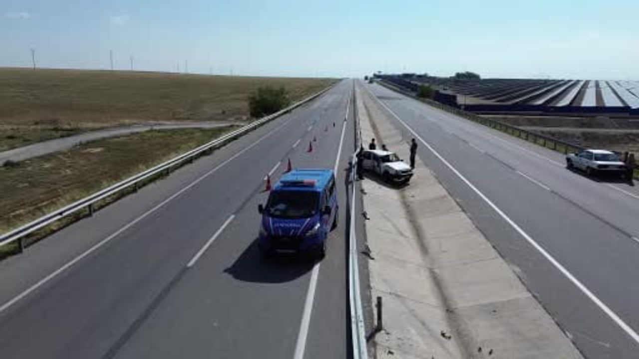 Karaman'da bariyerlere çarpan Tofaş otomobil iki büklüm oldu: 1 yaralı