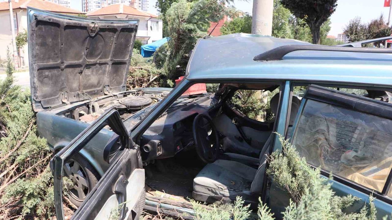 Karaman'da direğe çarpan otomobilde anne ve oğlu yaralandı