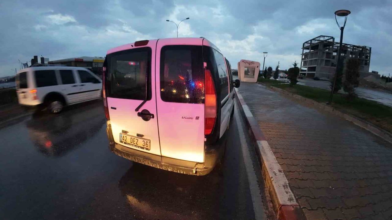 Karaman'da hafif ticari araç ile motosiklet çarpıştı: 1 yaralı