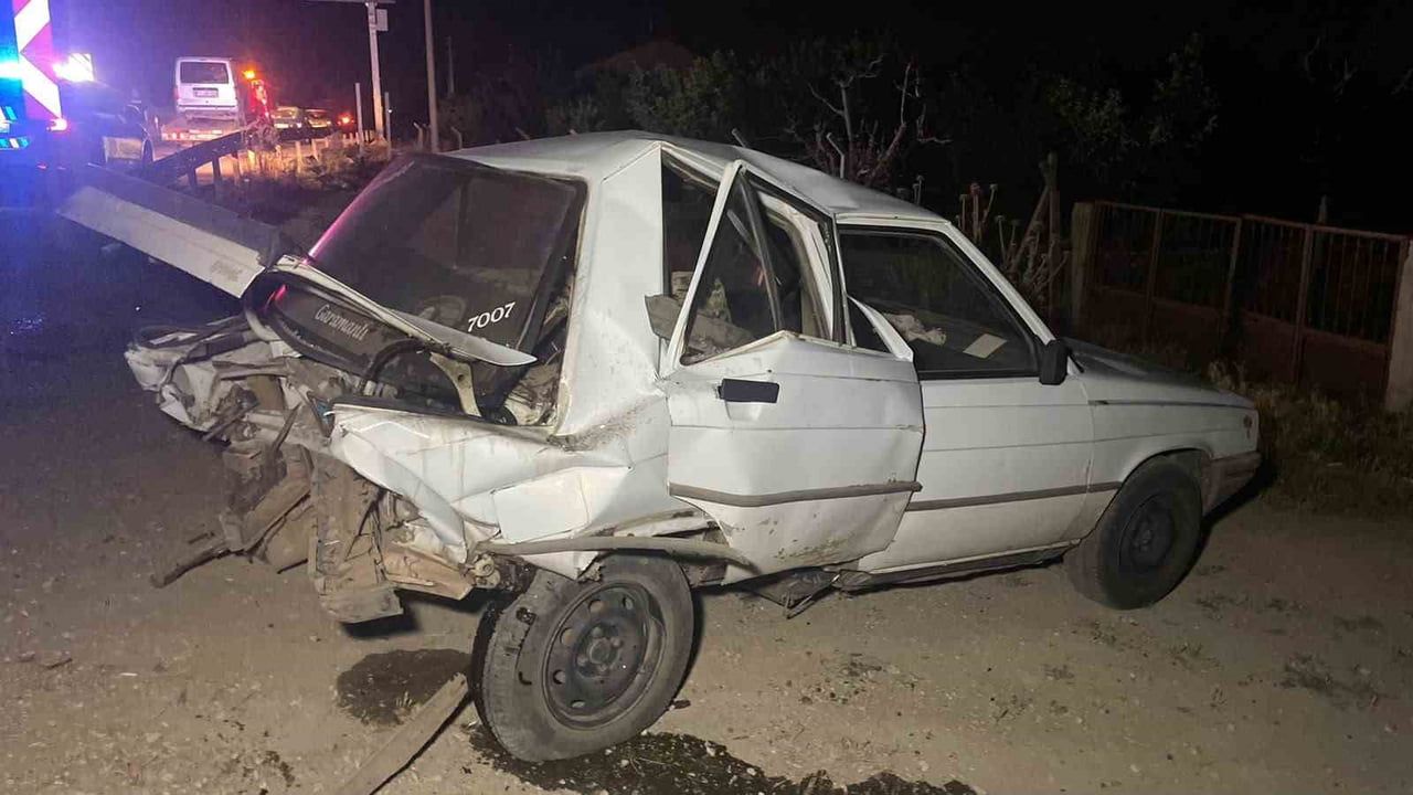 Karaman’da hafif ticari araç otomobile arkadan çarptı: 2 yaralı