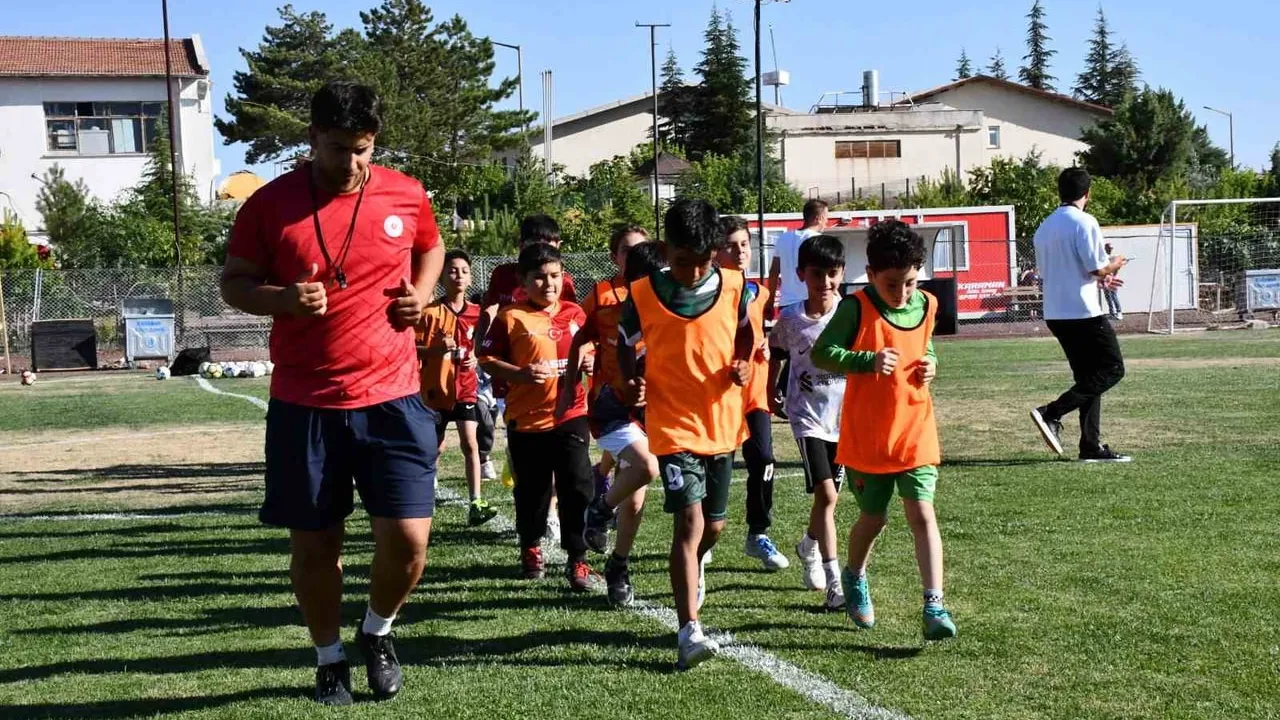 Karaman’da İl Özel İdaresi ücretsiz yaz futbol kursu başladı