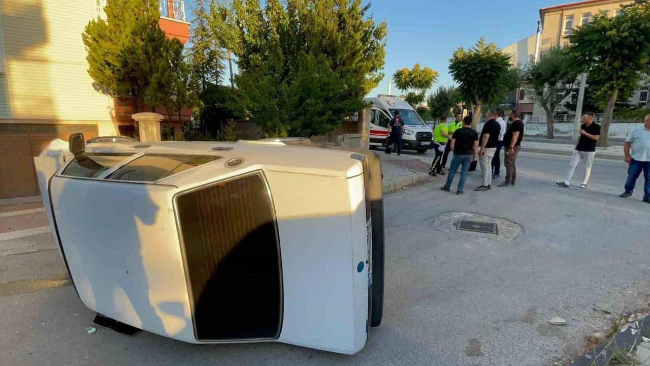 karaman'da kaldırıma çarparak yan yatan otomobilin sürücüsü yara almadan kurtuldu