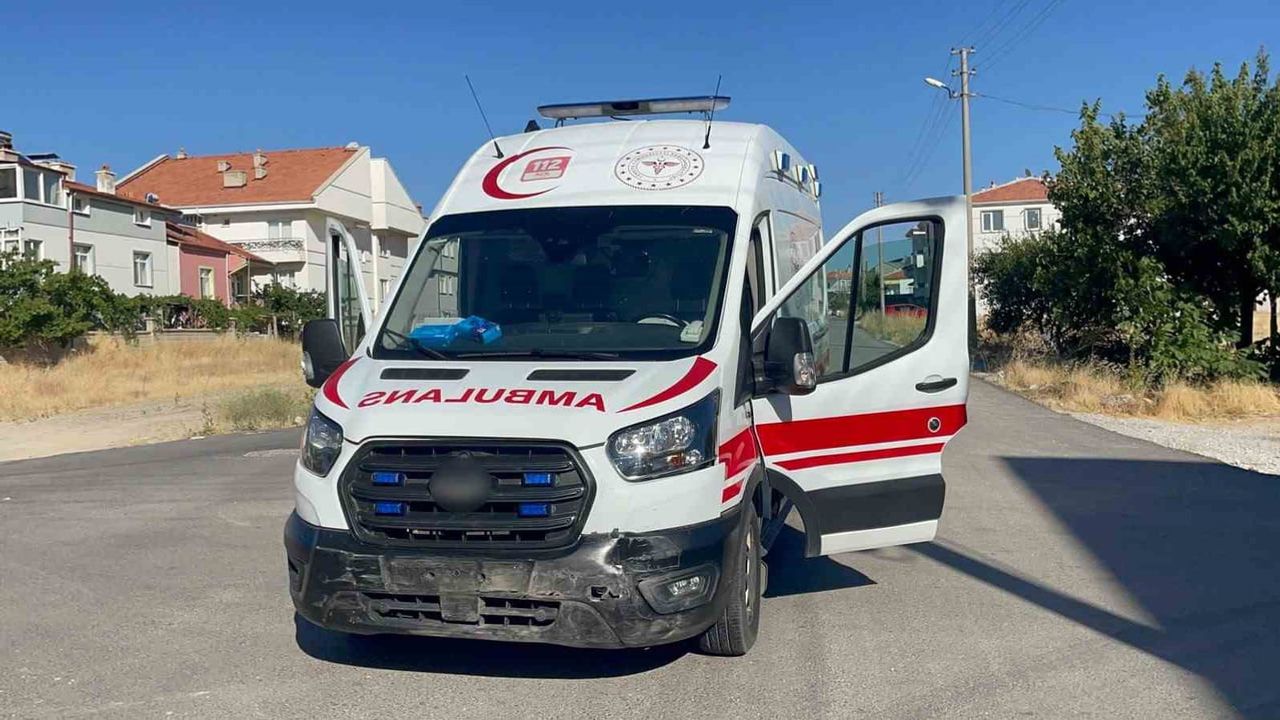 Karaman'da kavşakta ambulans ile cip çarpıştı: yaralanma yok