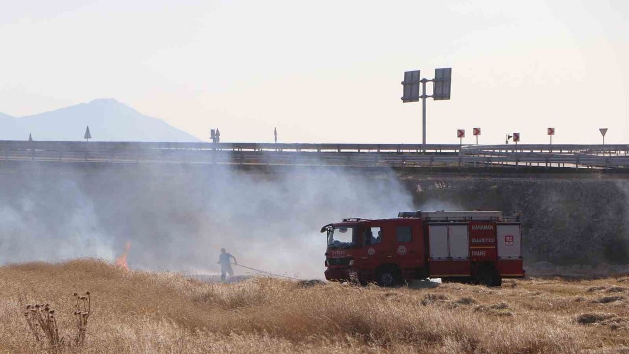 Karaman'da köprülü kavşak yakınında çıkan ot yangını kısa sürede kontrol altına alındı