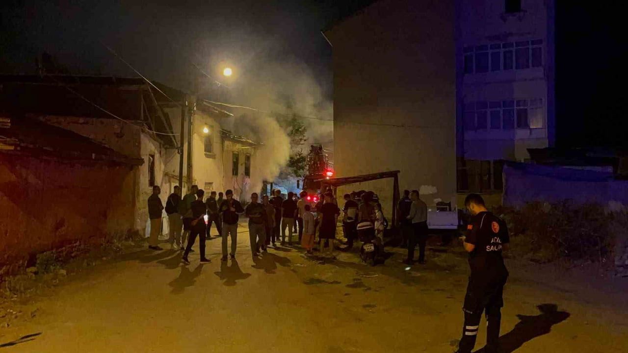 Karaman'da metruk binanın gece yangını ekip müdahalesini zora soktu