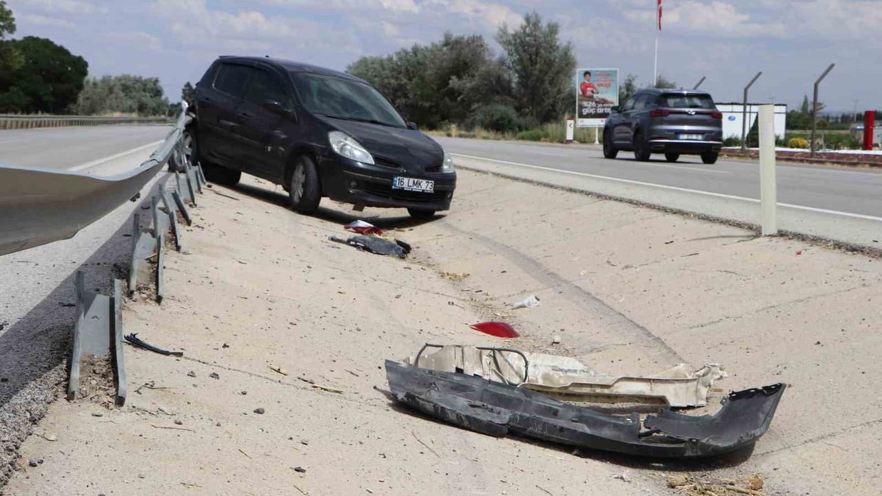 Karaman'da otomobil bariyerlere çarptı: kaza anı kamerada