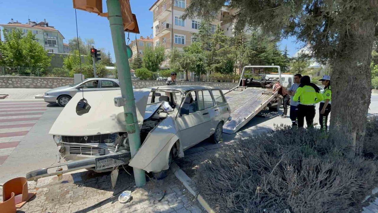 Karaman’da otomobil trafik lambasına çarptı: 1 yaralı