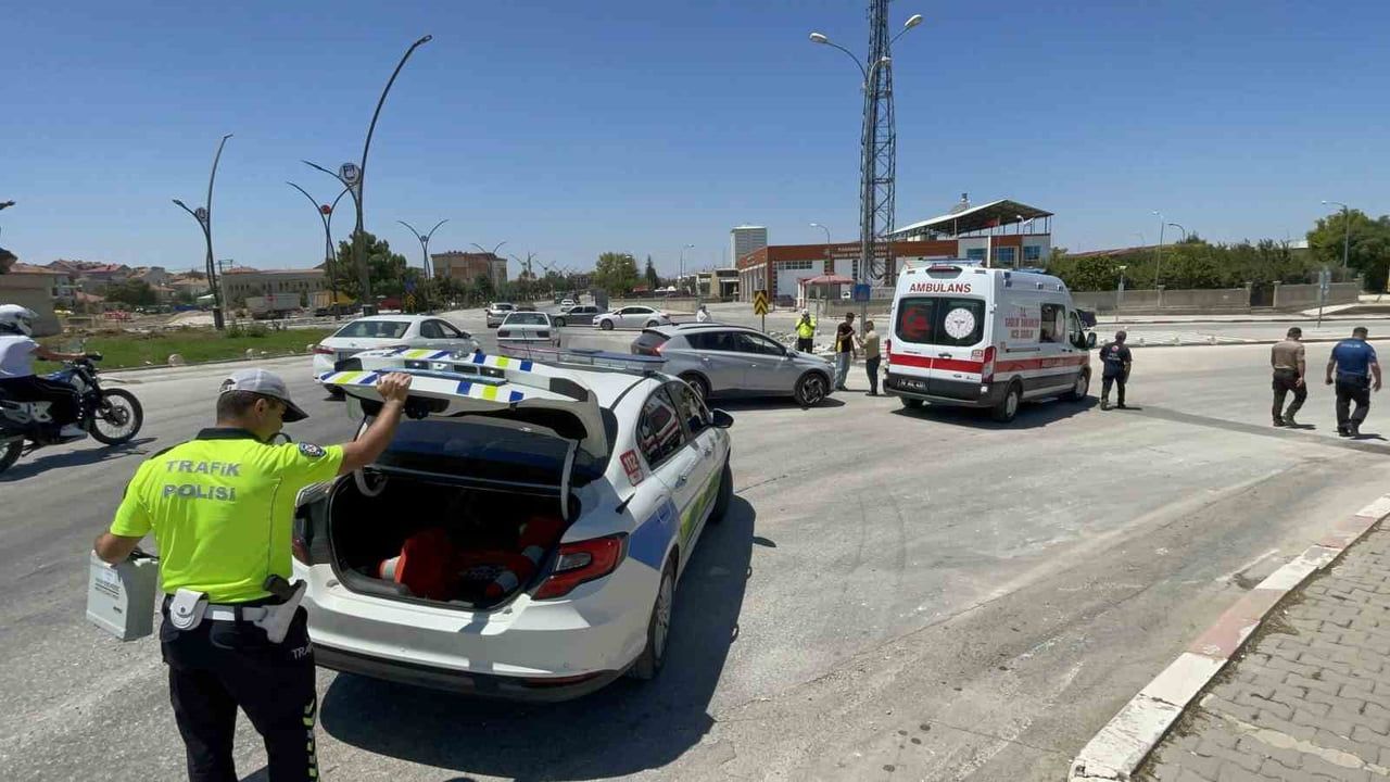 Karaman'da otomobille çarpışan motosiklet sürücüsü yaralandı