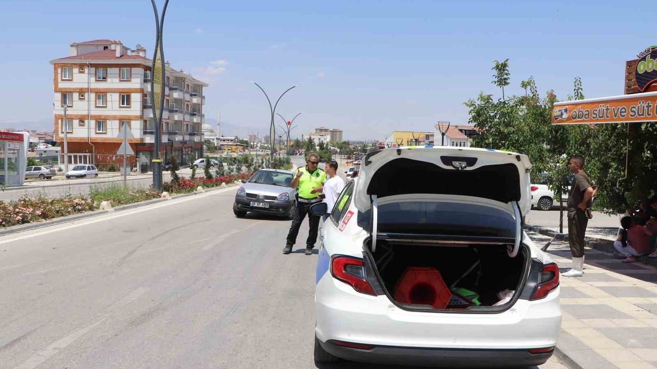 Karaman’da refüjdeki dubaya çarpan otomobilin tekeri ve egzozu koptu