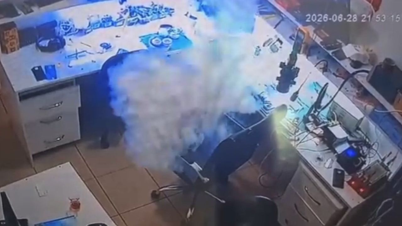 Karaman'da telefon bataryası değişimi sırasında alev aldı