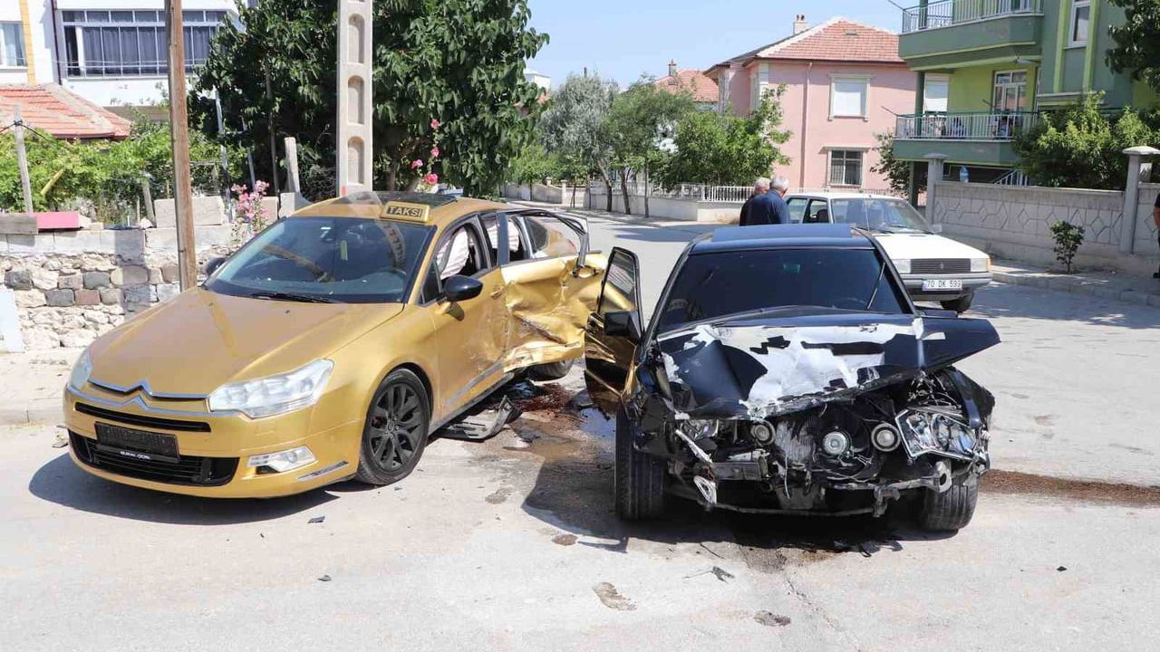 Karaman'da ticari taksi ile otomobilin çarpıştığı kazada 3 kişi yaralandı