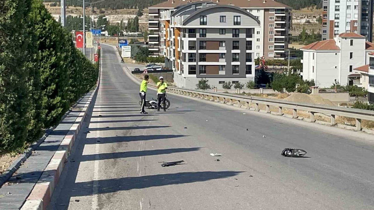 Karaman'da zeytin dalı bulvarı'nda otomobil ve motosiklet çarpıştı: sürücü yaralandı