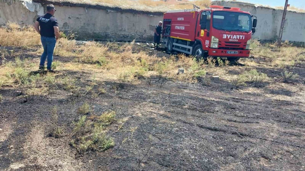 Karapınar'da boş arazide ot yangını söndürüldü