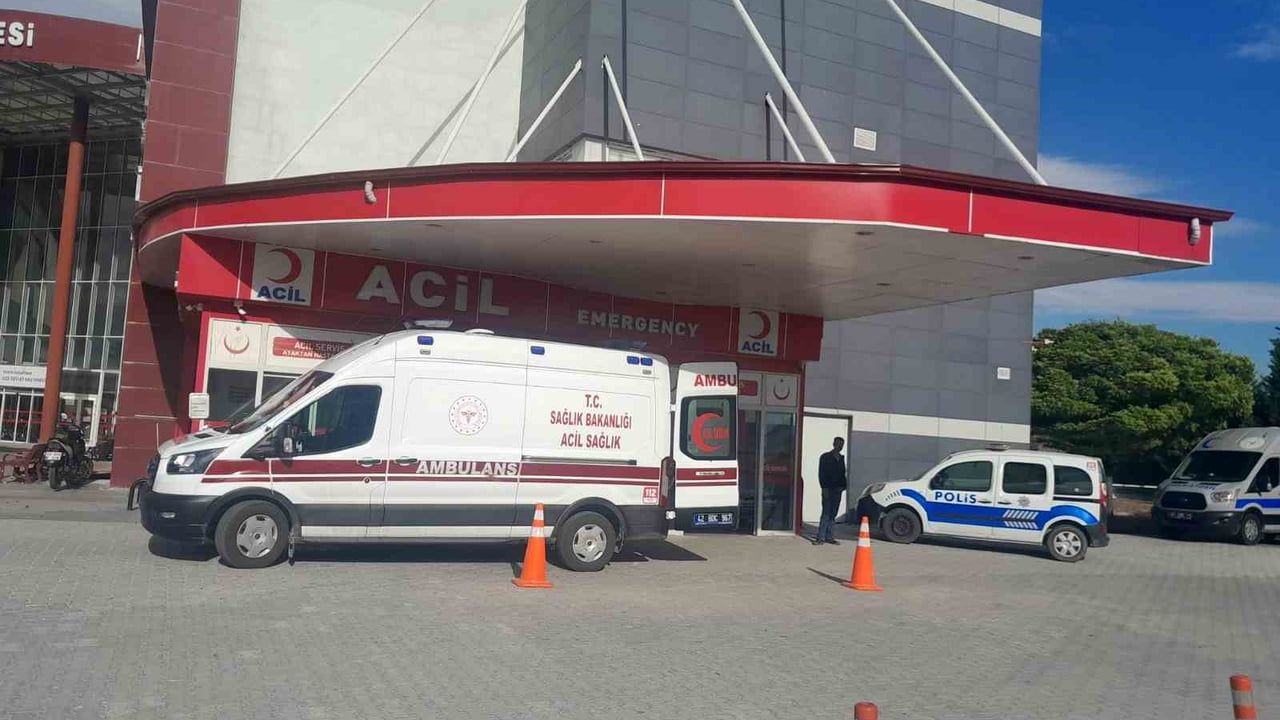 Karapınar'da kavşakta çarpışma: sürücü hastaneye kaldırıldı