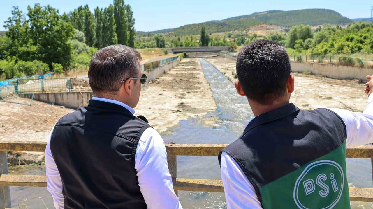 Karasu Çayı'nda taşkın riskine karşı makineli temizlik ve ıslah çalışması