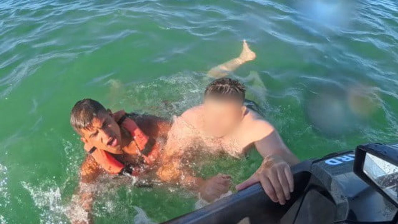 Karasu'da denizde boğulma tehlikesi geçiren vatandaş jet skili cankurtaranlarca kurtarıldı